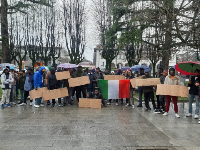 Profughi in protesta davanti al Municipio, il sindaco: “Un carico sociale che la città non può sostenere”