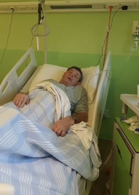 Cade dalla bici e si spezza una gamba: “Sistemate quei tombini”