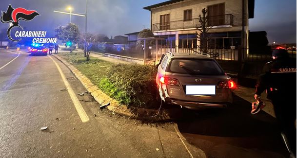 Fugge all’Alt, inseguito dai carabinieri e si schianta: con sé aveva 50 grammi di cocaina