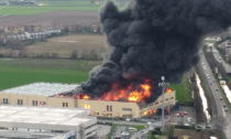 Incendio in un'azienda a Truccazzano, colonna di fumo visibile da Treviglio