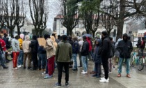 Richiedenti asilo protestano davanti al Municipio: "Così non possiamo vivere"