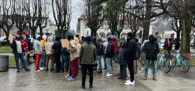 Richiedenti asilo protestano davanti al Municipio: “Così non possiamo vivere”