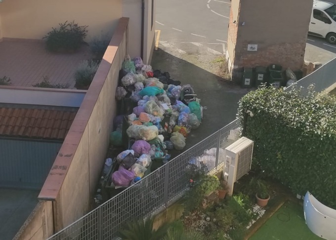 Rifiuti e degrado in città: “I veri  incivili sono i colpevoli non il Comune”
