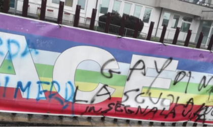 Scritte omofobe sullo striscione pacifista della scuola