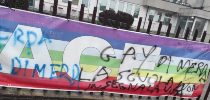 Scritte omofobe sullo striscione pacifista della scuola
