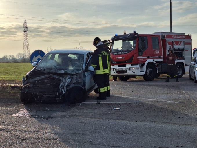 Schianto all’ingresso di Castel Cerreto, un’auto finisce ribaltata nel campo