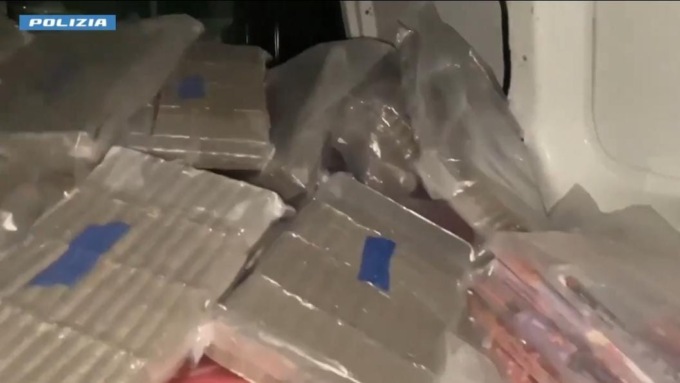 Fermato dalla Polizia, sul furgone e nel box nascondeva 885 chili di droga: arrestato 35enne