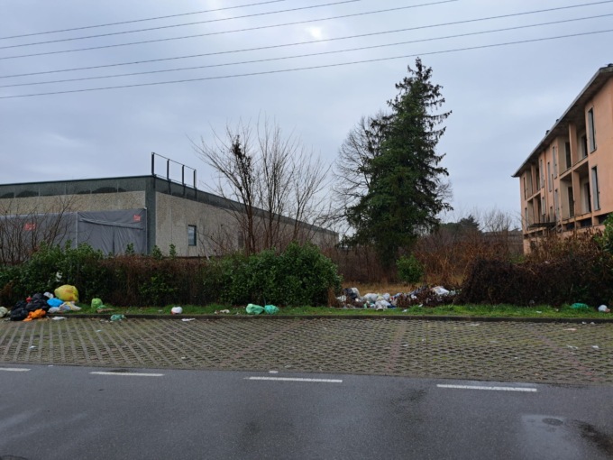 Ancora cumuli di rifiuti nel parcheggio del Famila