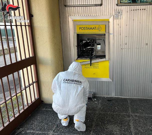 Piazzano una bomba al postamat ma vengono scoperti dai carabinieri, artificieri in azione