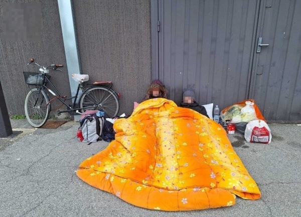 Coppia sfrattata dorme all’addiaccio nel parcheggio del centro commerciale