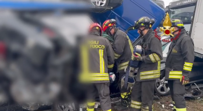 Due morti e una sessantina di persone coinvolte nel maxi incidente sulla A21