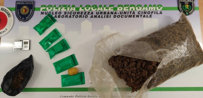 Lo scooter rimosso dai vigili era pieno di droga: 29enne in manette