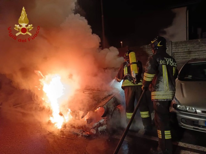 Incendio nella notte, auto in fiamme a Fontanella