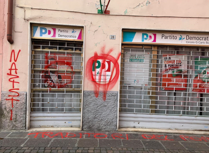 Vandalizzata con scritte offensive la sede del Pd: “Un gesto vile e inqualificabile”