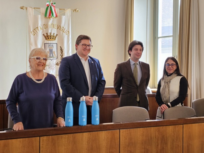 A Treviglio bottiglie di plastica bandite dalle mense scolastiche