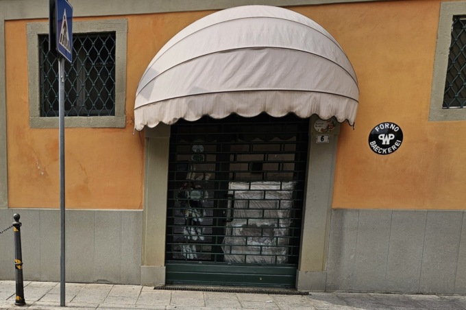 Tentato furto con scasso in centro: vetrina sfasciata al “Panificio Baioni”