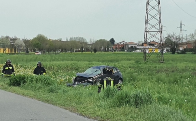 Pomeriggio di Pasqua, esce di strada e si ribalta in un campo