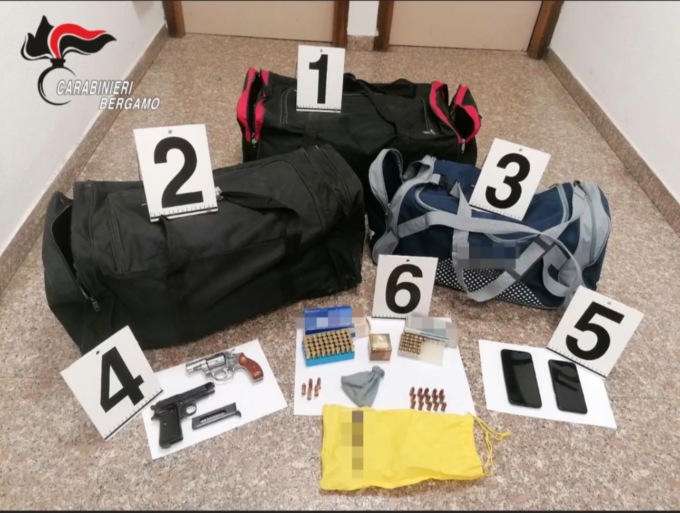 Armi, 80 chili di droga e veicoli rubati, arrestato un 70enne a Bergamo