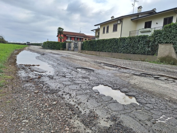 La protesta in via Delle Seradine: “Traffico pesante insostenibile”
