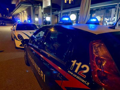 Disordini fuori dal bar, giovane spintonato cade dalla scalinata