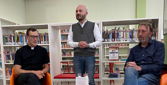 Don Ambrogio Mazzai, il prete-influencer riempie la biblioteca di Calvenzano