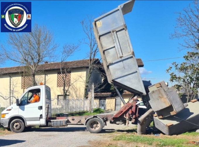 Abbandona un divano in campagna: il Comune glielo riporta a casa