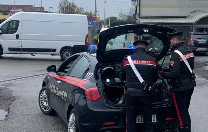 Gambizzato sull’Oglio, forse dopo un litigio per la droga