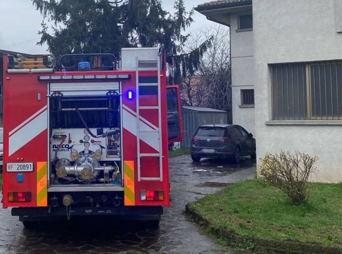 Fiamme in casa per colpa della stufetta elettrica, famiglia di quattro persone intossicata