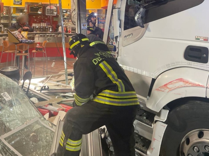 Camion sfonda la vetrina del bar, tragedia sfiorata