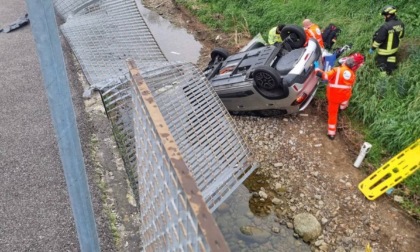 Finisce con l'auto nella roggia, ferita una donna