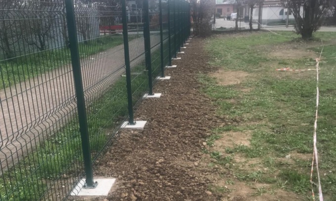 Recinzione pericolosa a scuola, il Comune interviene dopo le polemiche