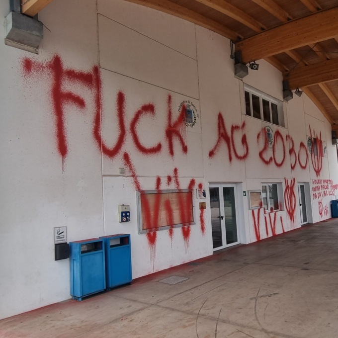 Scritte no-vax nella Bassa, Franco: “Vigliacchi senza memoria e senza dignità”