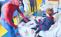 Spider-Tia torna a far visita ai bimbi della pediatria