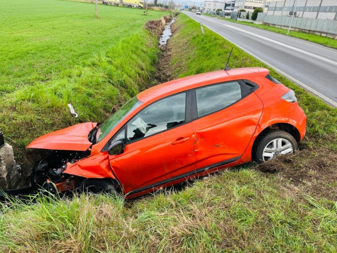Travolta da un’auto pirata, ferita una donna