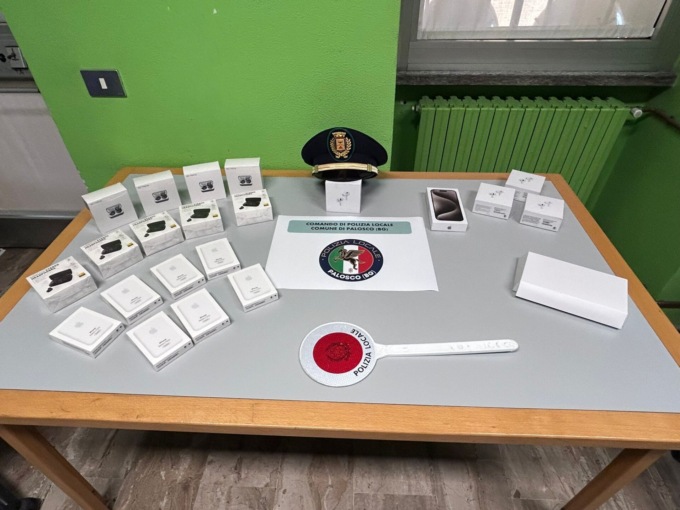 Articoli Apple contraffatti in auto, denunciato dalla Polizia locale