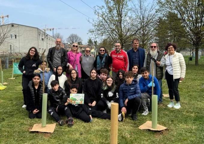 Studenti giardinieri piantano 50 nuovi alberi al parco Baden Powell