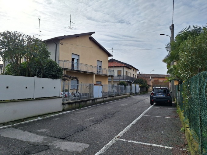 Furto in via Resiga: svaligiano la casa e poi si bevono un aperitivo
