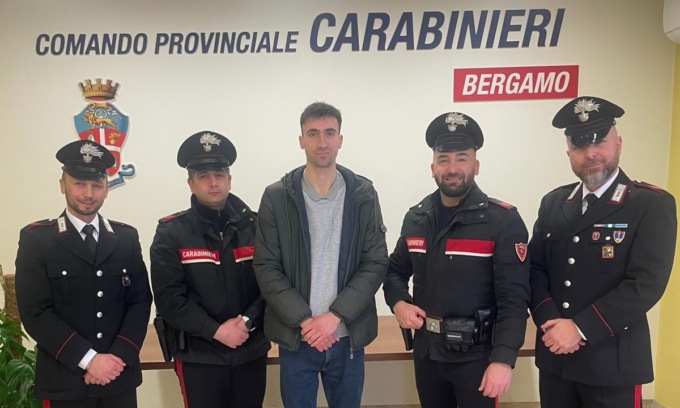 Stava per buttarsi dal ponte, salvato dall’intervento di un giovane che ha allertato i carabinieri