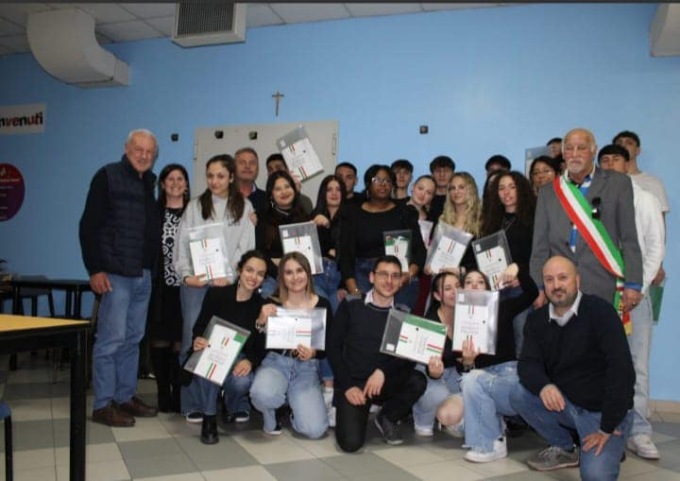Ai 18enni in dono la Costituzione e la bandiera italiana