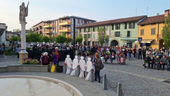 Un presidio contro la violenza di genere nel nome di Joy: la piazza risponde