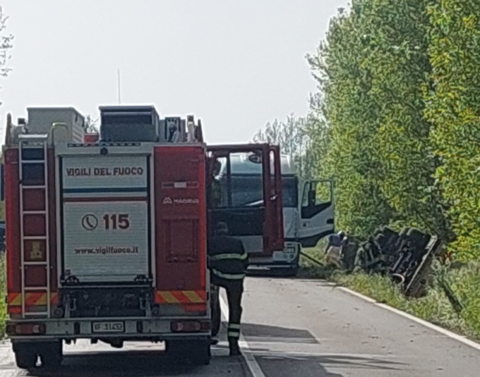 Autocisterna si ribalta, rischio sversamento acido solforico scongiurato
