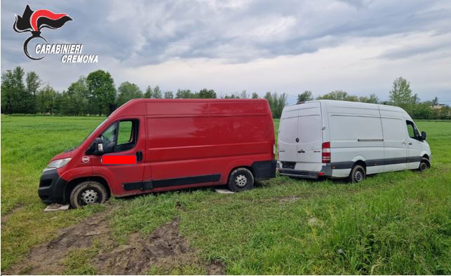 Ritrovati in campagna due furgoni rubati