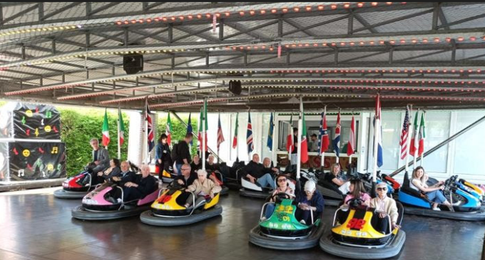 Un giro in giostra non ha età: i nonni della casa di riposo in “gita” al Luna Park