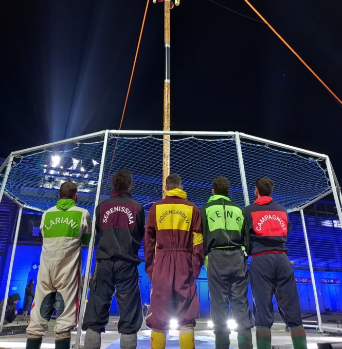 Palo della cuccagna: domani la serata finale con i bergamaschi allo “Show dei Record”