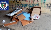 Abbandonano mobili in strada, famiglia obbligata a ripulire