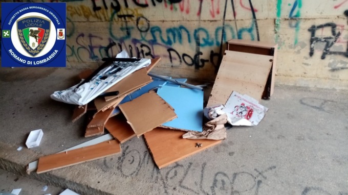 Abbandonano mobili in strada, famiglia obbligata a ripulire