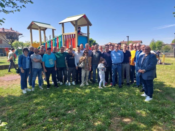 Inaugurato il parco di via Vismara coi giochi donati dai volontari