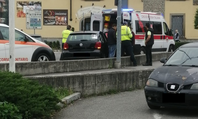 Colto da un malore mentre è in auto, soccorso un 19enne