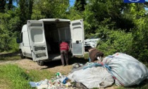 Maxi sanzione, obbligo di ripulire e denuncia per aggressione: continua la campagna di contrasto all’abbandono di rifiuti