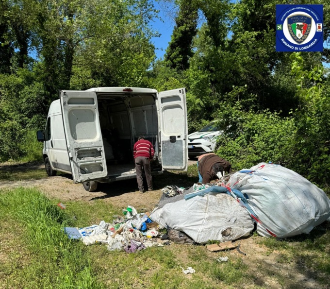 Maxi sanzione, obbligo di ripulire e denuncia per aggressione: continua la campagna di contrasto all’abbandono di rifiuti